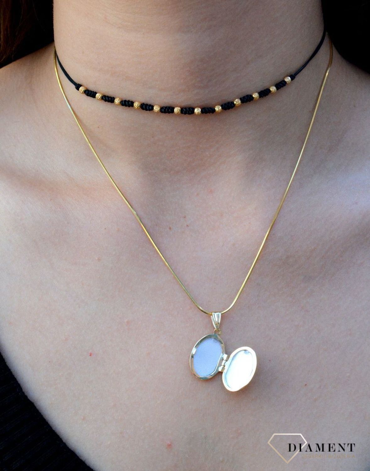 Złota zawieszka 333 owalne puzderko z grawerem  ZA 318A 333. Złota zawieszka puzderko. Złota zawieszka otwierana. Zawieszka na zdjęcie. Zawieszka klasyczna. Zawieszka pamiątka. Złota zawieszka na pre.jpg